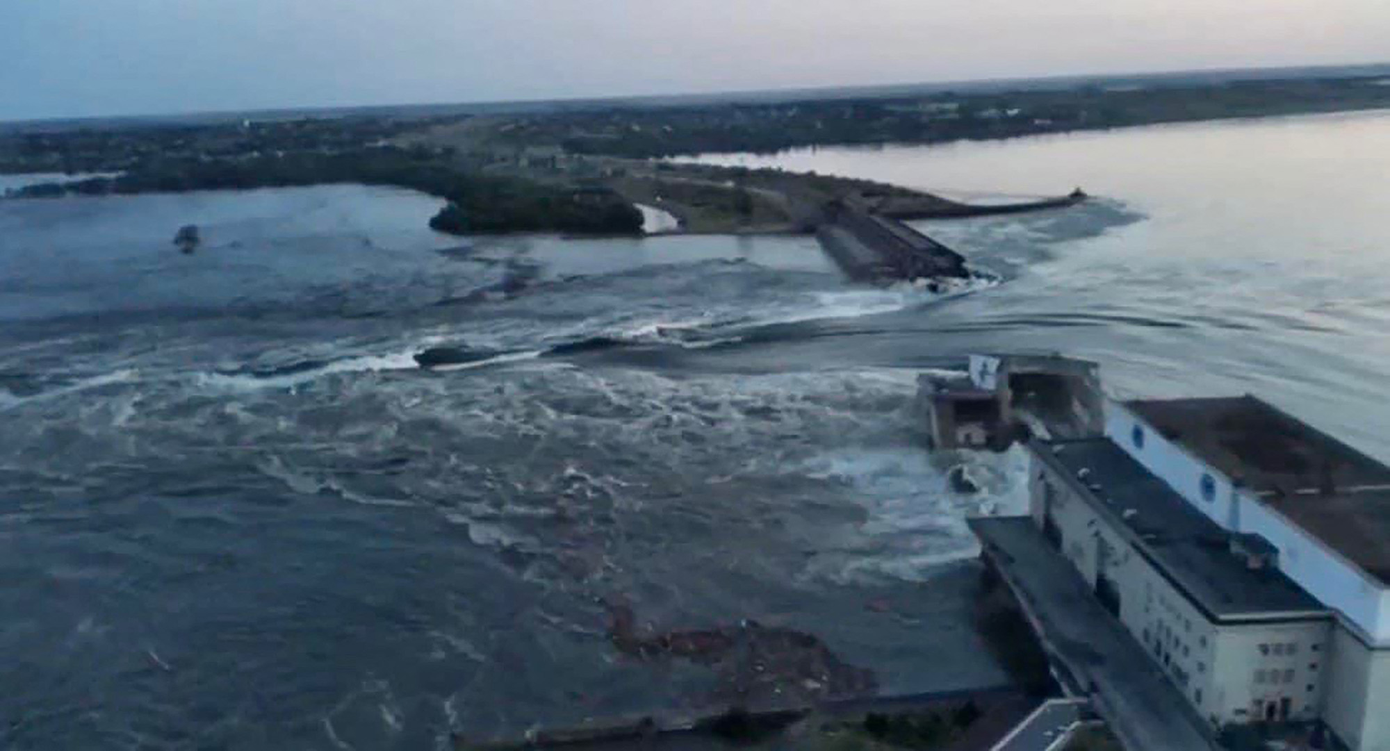 Staudamm Nowa Kachowka im Süden der Ukraine nach Explosion schwer beschädigt (Bild: AFP)