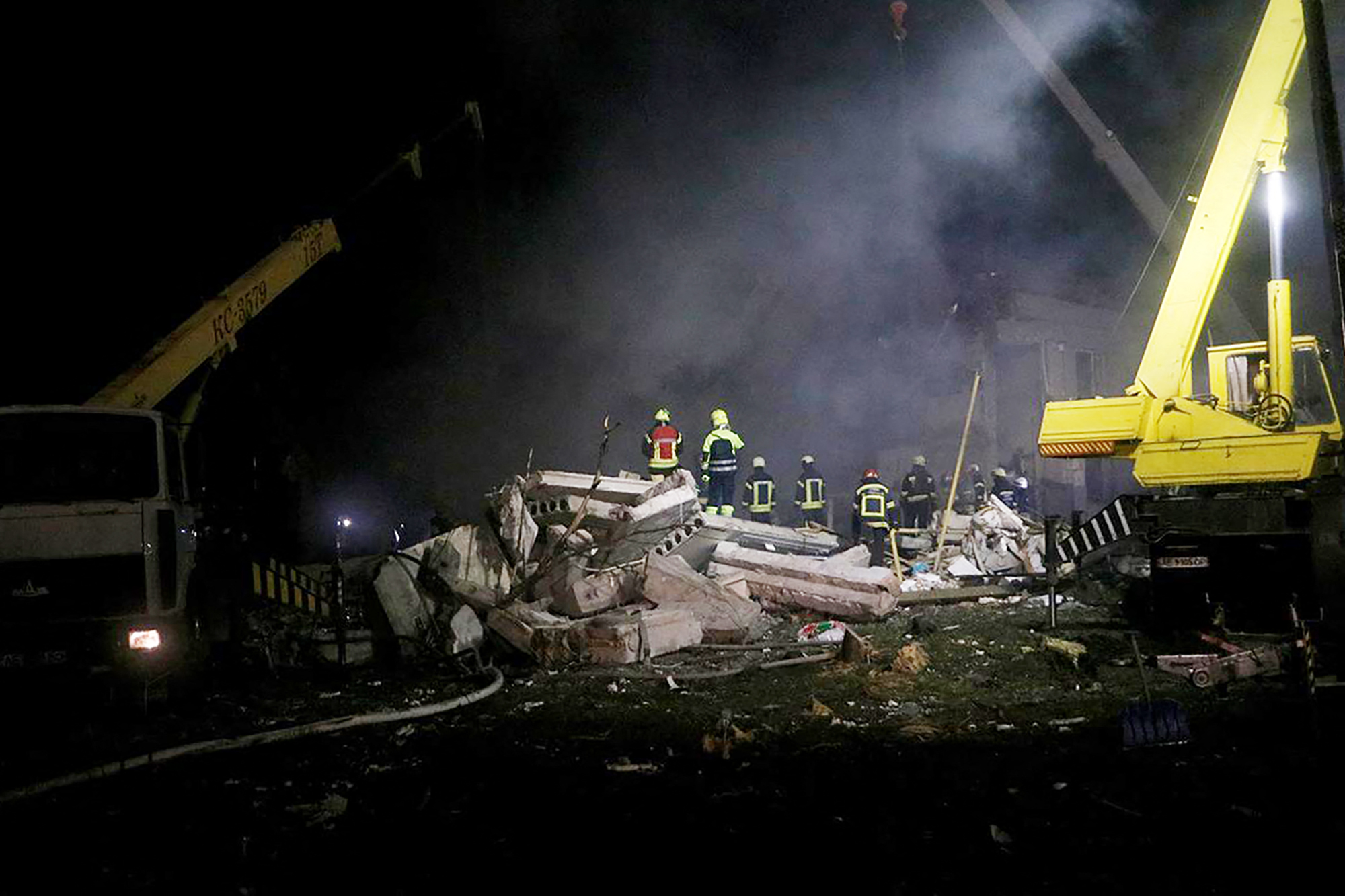 Auch in Dnipro gab es in der Nacht von Samstag auf Sonntag Luftangriffe (Bild: State Emergency Service of Ukraine/AFP)