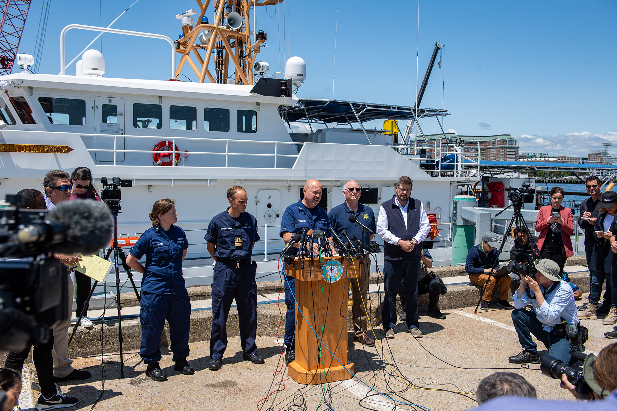 Kapitän Jamie Frederick von der US-Küstenwache (USCG) schildert auf dem Stützpunkt der Küstenwache in Boston, Massachusetts, die Suchmaßnahmen (Bild: Joseph Prezioso/AFP)