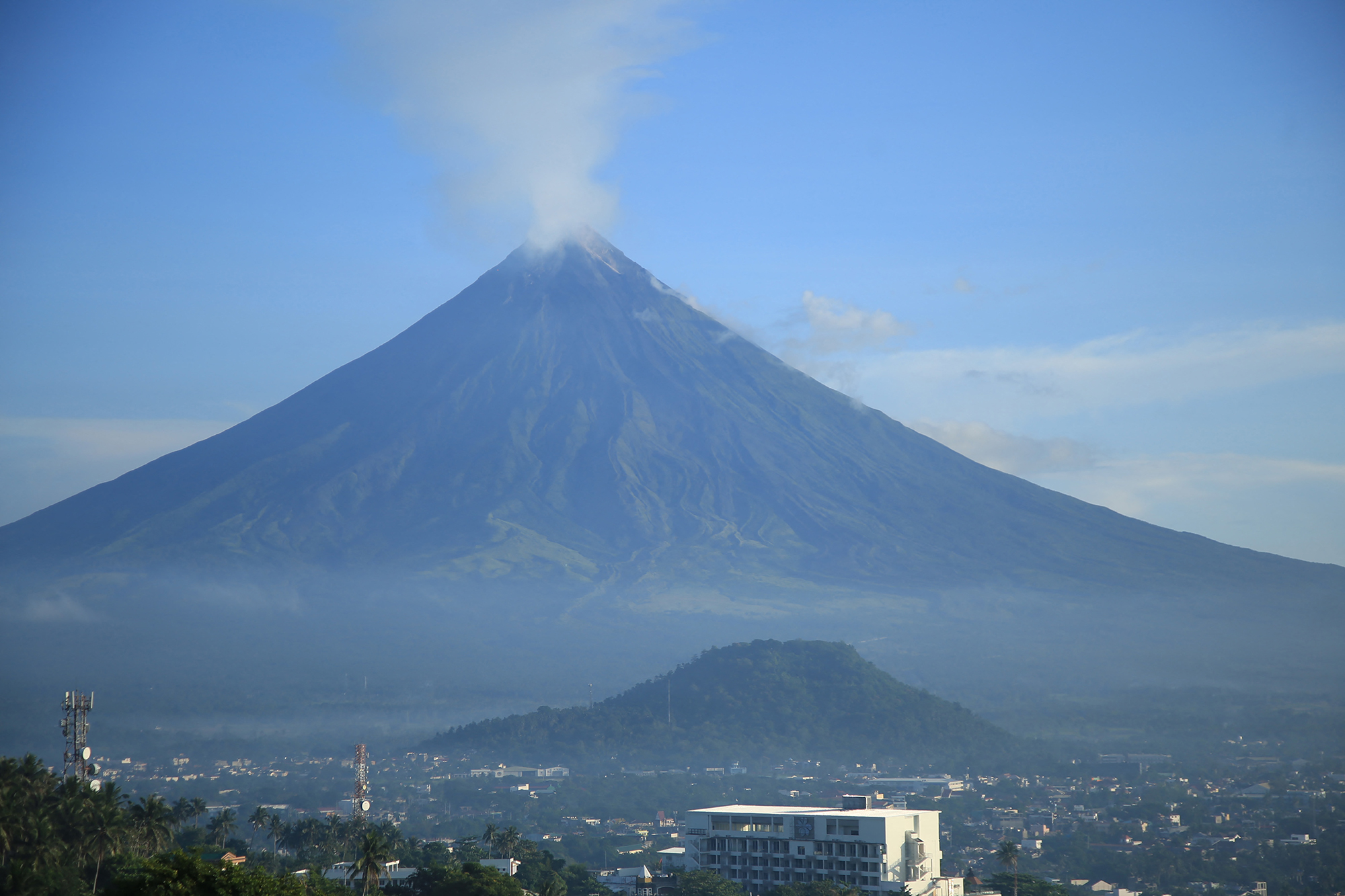 Der Vulkan Mayon spuckt weißen Rauch (Bild: Charism Sayat/AFP)