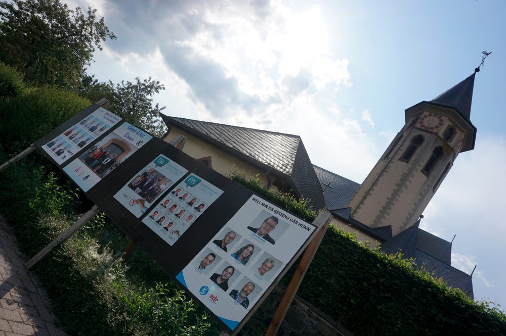 Die Kirche im Dorf lassen - Wahlwerbung für die Kommunalwahlen in Wilwerdange (Bild: Stephan Pesch/BRF)