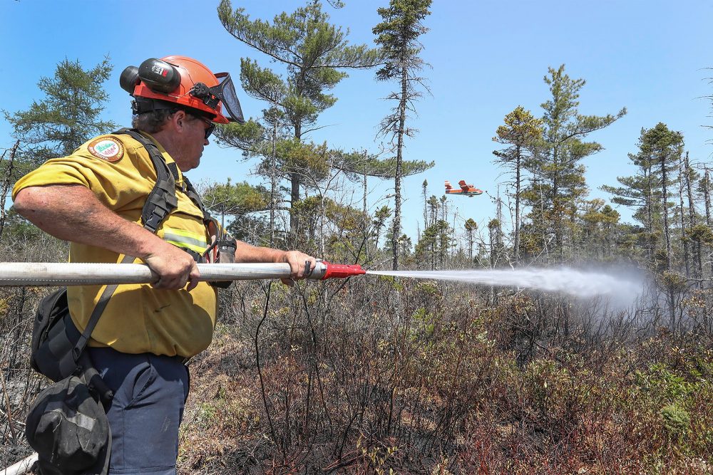 Die kanadische Feuerwehr ist im pausenlosen Einsatz gegen die Waldbrände (Bild: Handout/Nova Scotia Government/AFP)