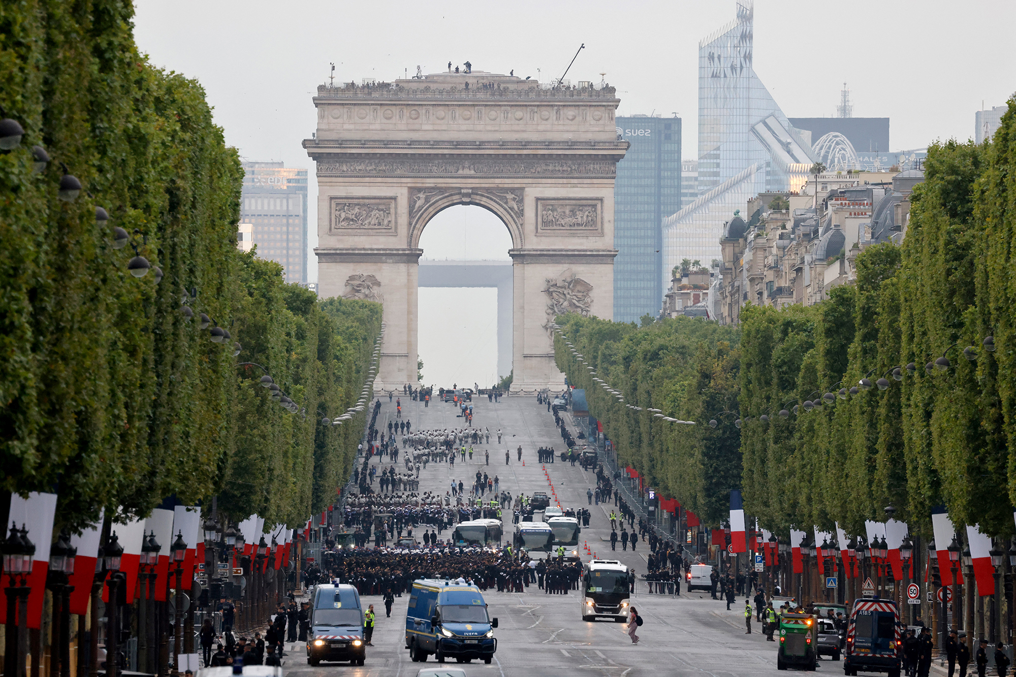 Die Vorbereitungen zur Militärparade auf den Champs-Elysees laufen (Bild: Ludovic Marin/AFP)