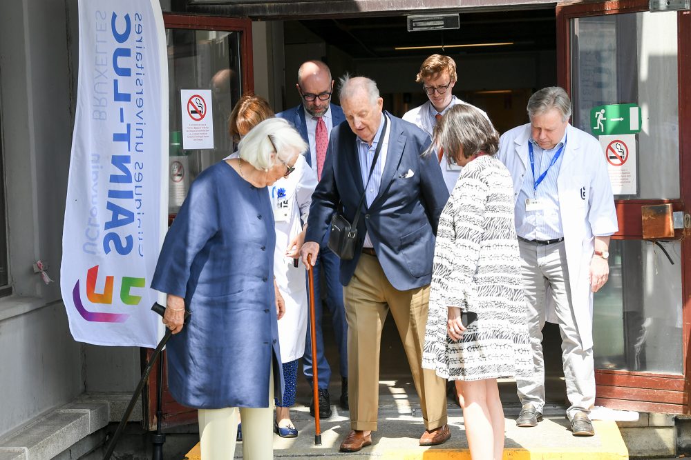 Königin Paola und König Albert I. beim Verlassen der Uniklinik Saint-Luc (Bild: Frederic Sierakowski/Belga)