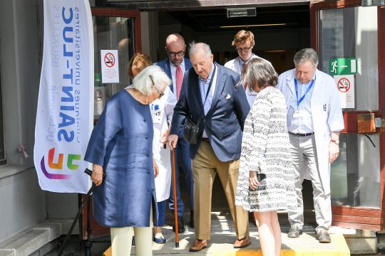 Königin Paola und König Albert I. beim Verlassen der Uniklinik Saint-Luc (Bild: Frederic Sierakowski/Belga)