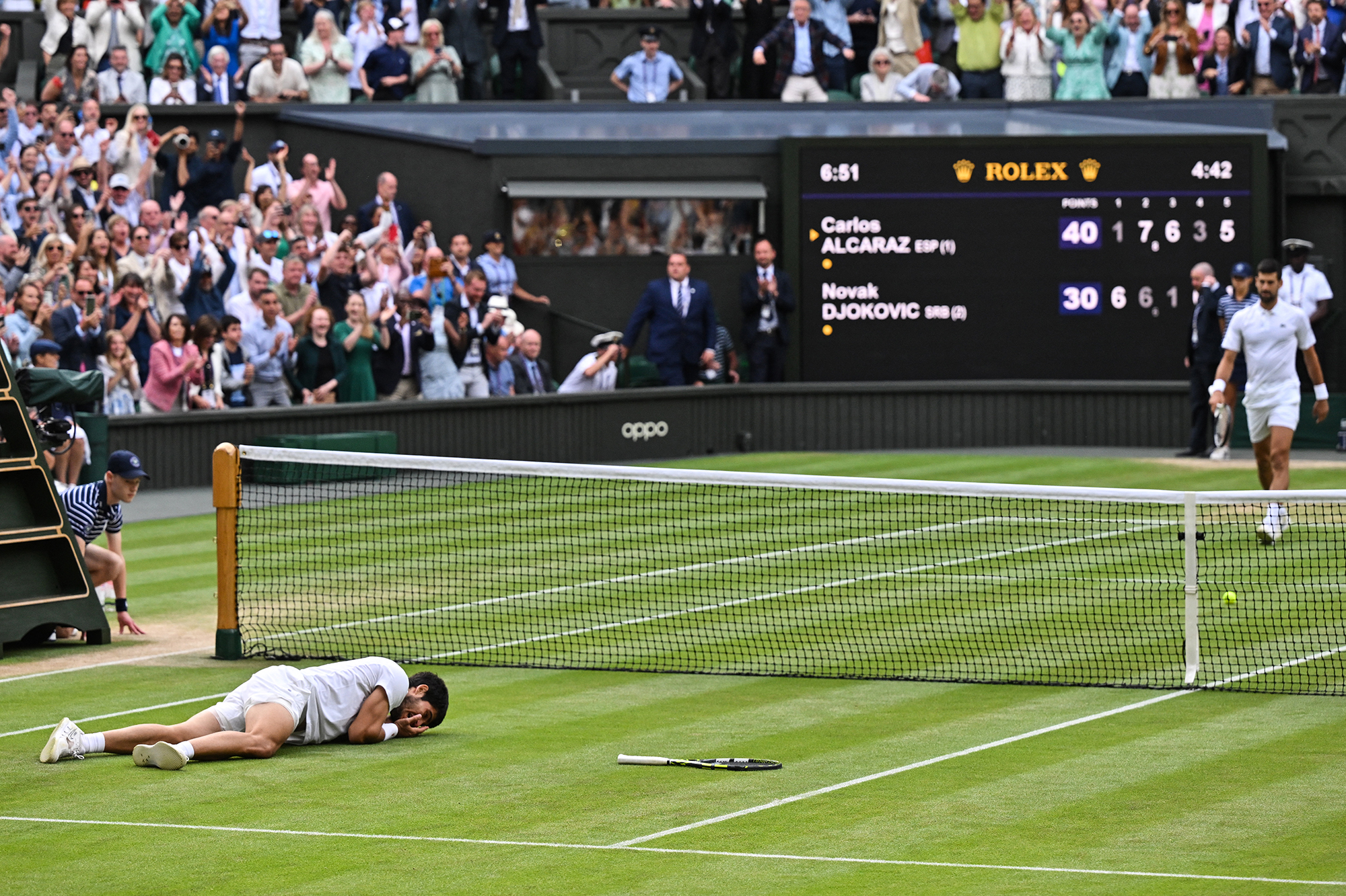 Carlos Alcaraz kann es nicht fassen: Er gewinnt das Wimbledon-Finale gegen Novak Djokovic (Bild: Glyn Kirk/AFP)