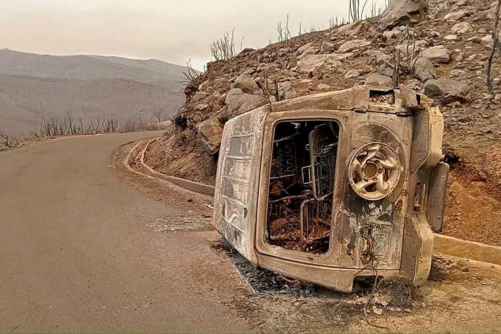 Dieses Bild, das am 24. Juli auf der Facebook-Seite von Radio Soummam Bejaia veröffentlicht wurde, zeigt die Folgen der Waldbrände in der algerischen Stadt Toudja bei Temperaturen von 48 Grad Celsius (Bild: Handout/Radio Soummam Bejaja/AFP)