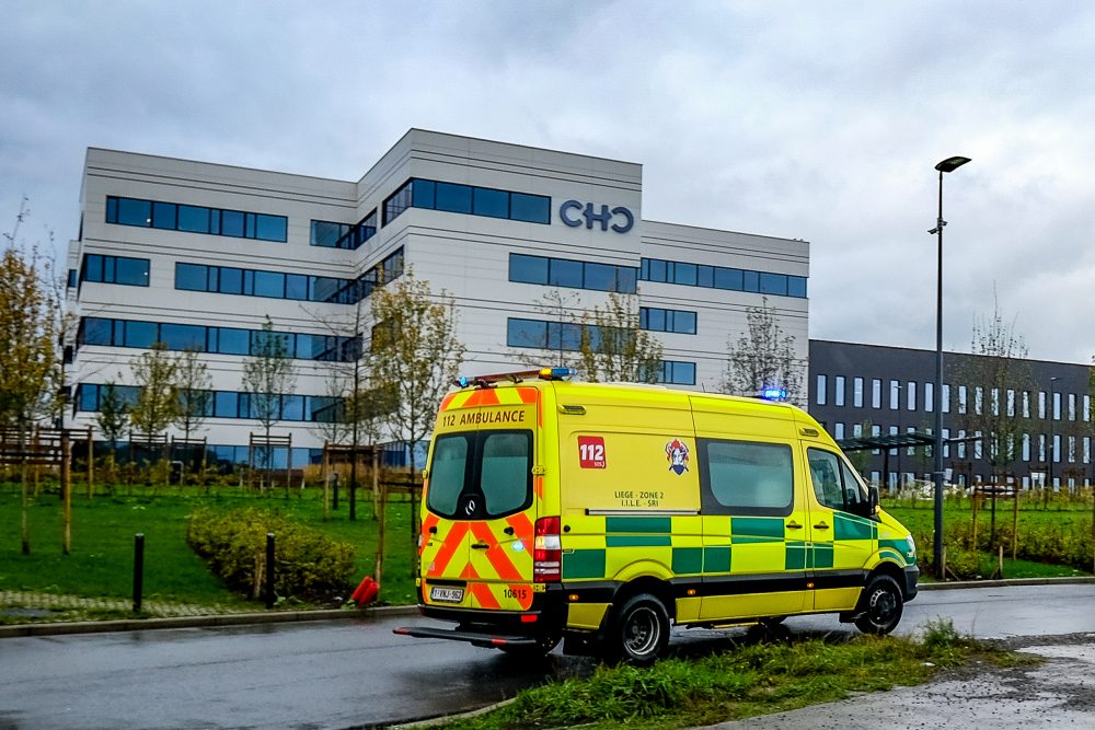 Rettungswagen vor dem Krankenhaus CHC Mont Légia in Lüttich (Illustrationsbild: Bruno Fahy/Belga)