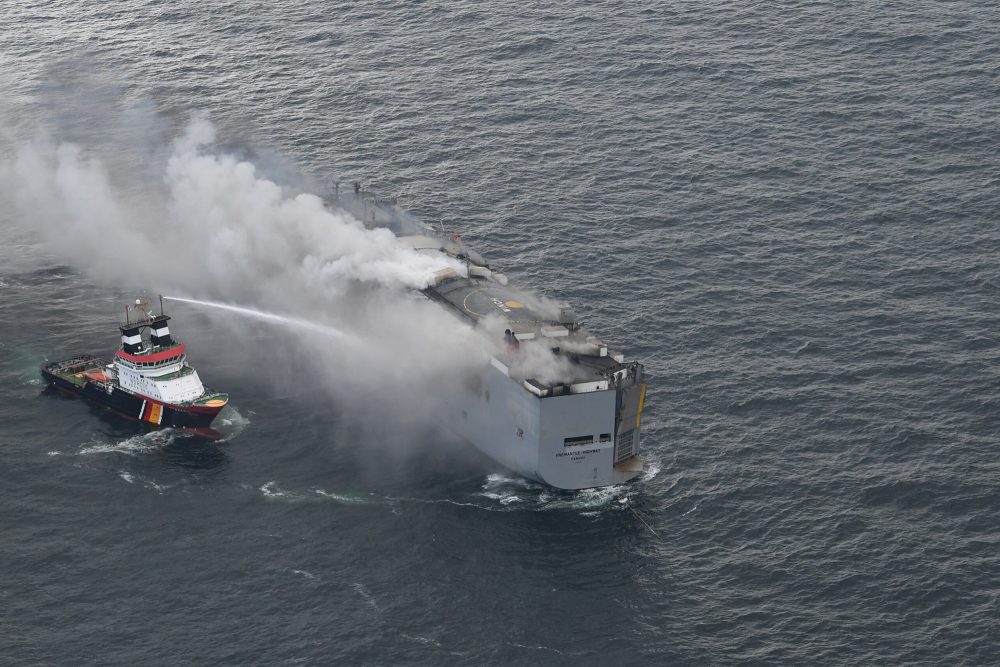 Brennender Frachter vor Ameland