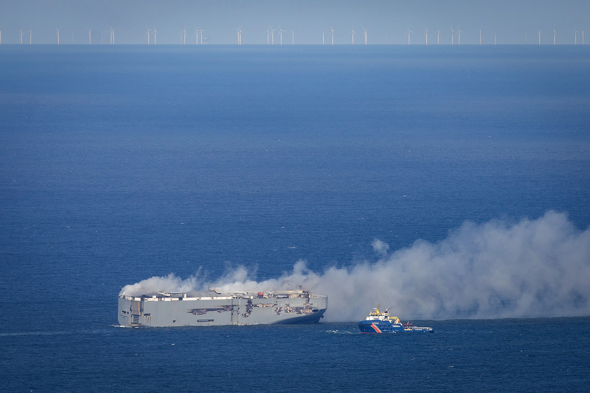 Feuer auf Frachter vor niederländischer Küste (Bild: Jan Spoelstra/ANP/AFP)