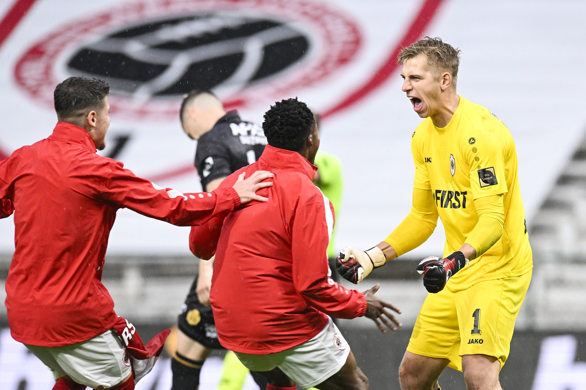 Antwerpens Torwart Jean Butez war nach der knappen Entscheidung im Supercup gegen Mechelen der gefeierte Mann (Bild: Tom Goyvaerts/Belga)