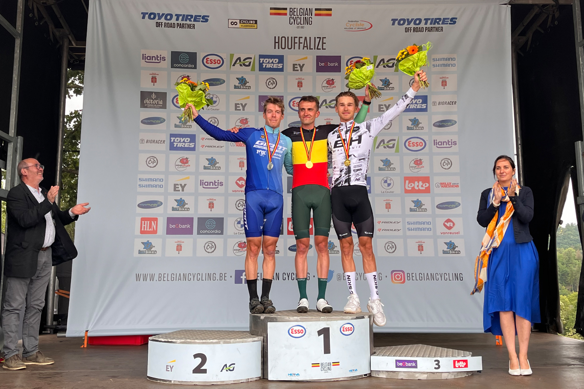 Podium bei der belgischen Meisterschaft im Mountainbike: Sieger Pierre de Froidmont mit Jens Schuermans und Arne Janssens (Bild: Robin Emonts/BRF)