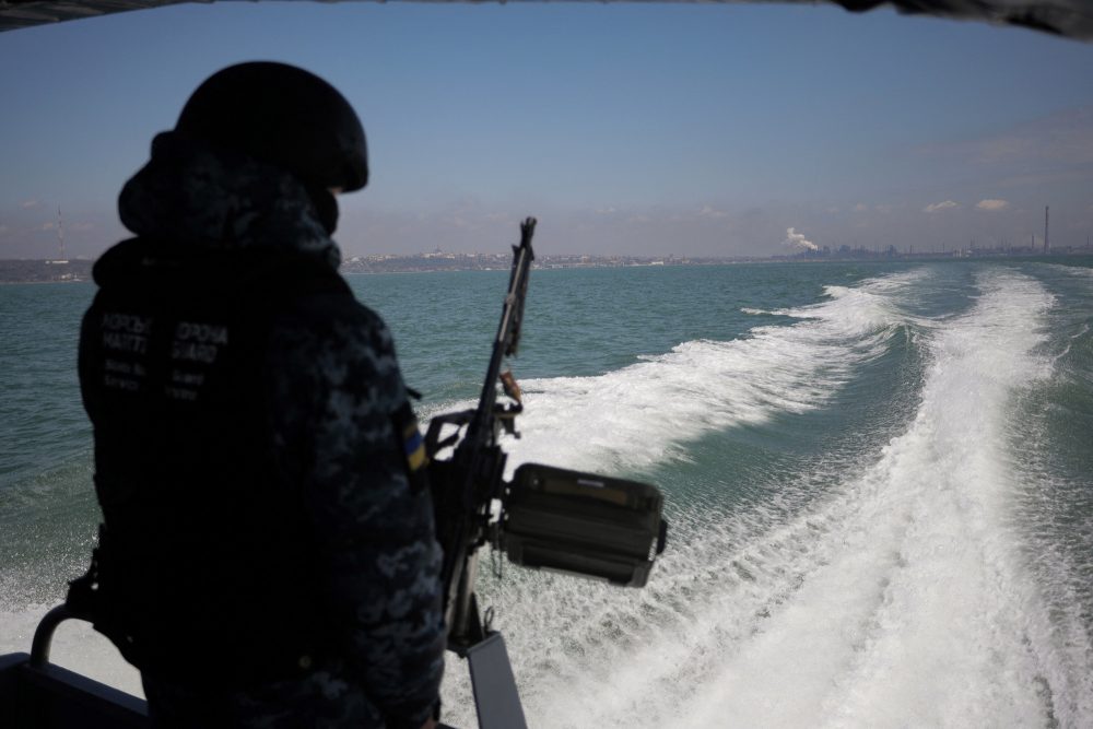 Ukrainischer Soldat bei einer Patrouille auf dem Asowschen Meer (Bild: Oleksii Filippov/AFP)