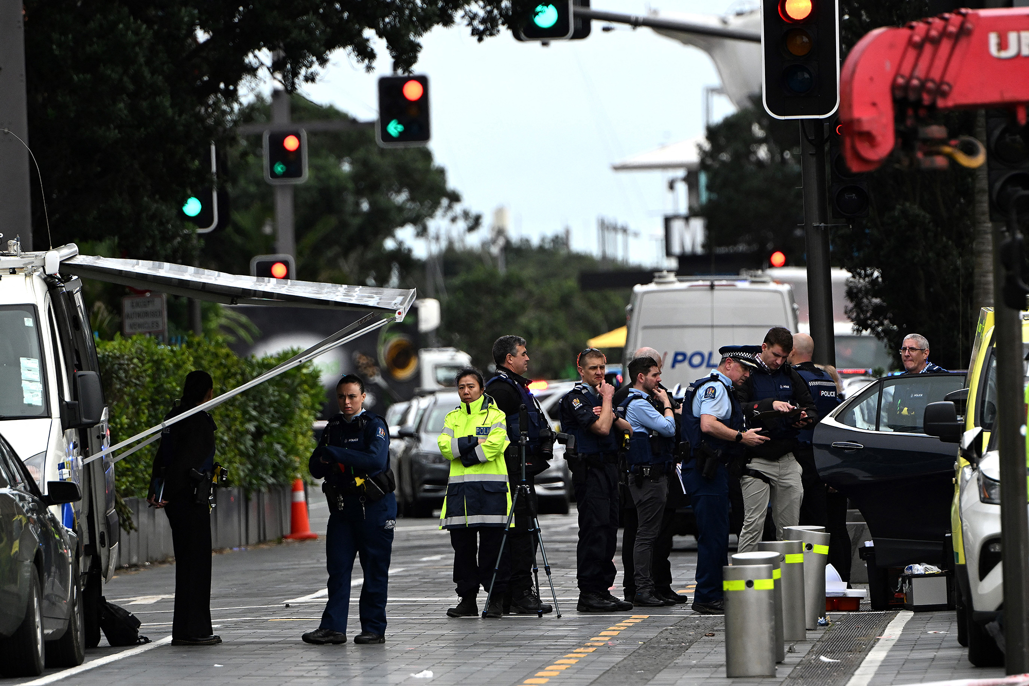 Polizeibeamte riegeln das Gebiet in der Nähe des Tatortes einer Schießerei im Zentrum von Auckland ab (Bild: Saeed Khan/AFP)
