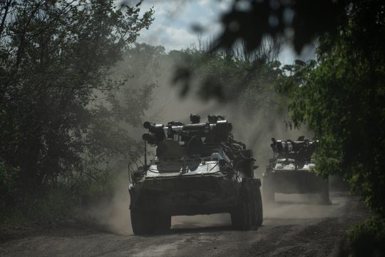 Ukrainisches Militär in der Nähe von Bachmut (Bild: Genya Savolov/AFP, 1.7.)