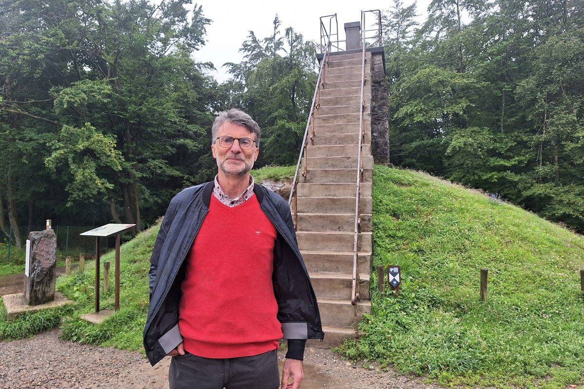Stany Noël, Schriftführer des Verkehrsvereins Weismes, am Fuße des Baltia-Hügels auf Botrange (Bild: Dogan Malicki/BRF)