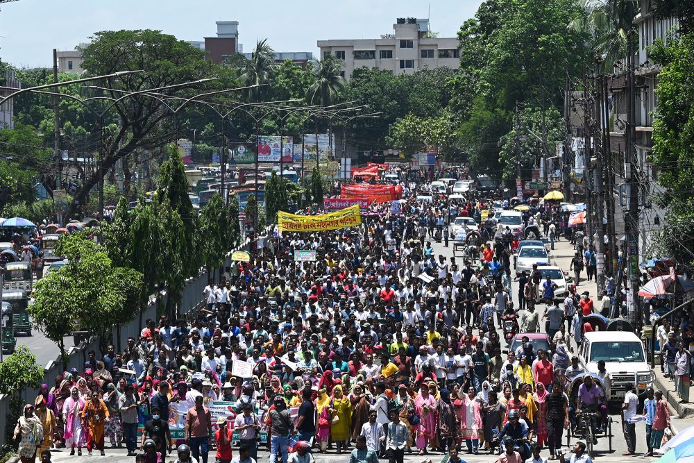 Aktivisten der Bangladesh Nationalist Party (BNP) fordern bei einem Protestmarsch den Rücktritt der regierenden Regierung (Bild: Munir Uz Zaman/AFP)