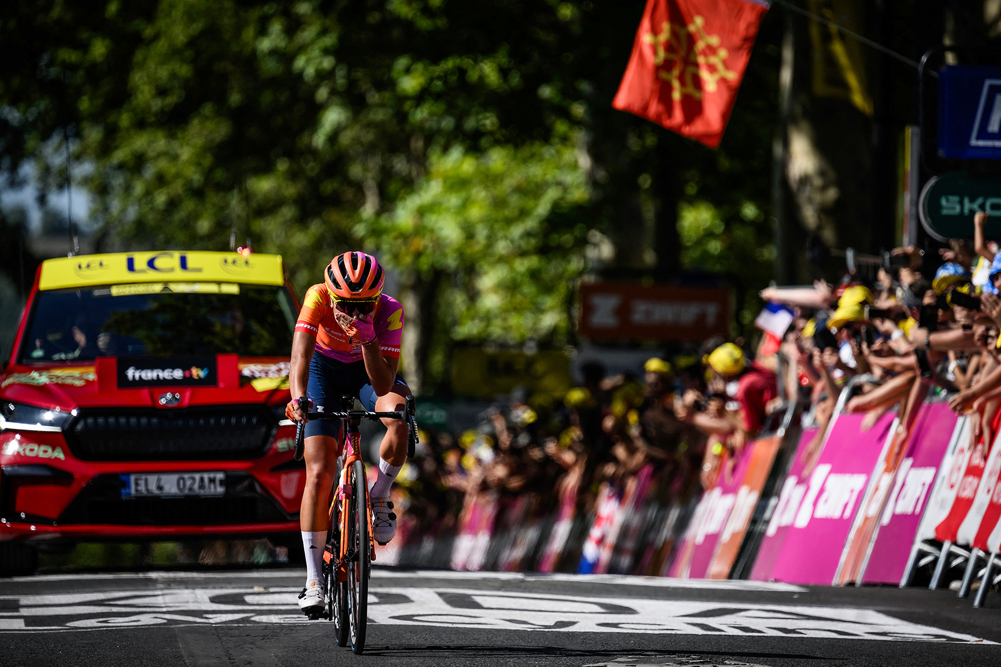 Ricarda Bauernfeind gewinnt die fünfte Etappe der Tour de France Femmes (Bild: Jeff Pachoud/AFP)