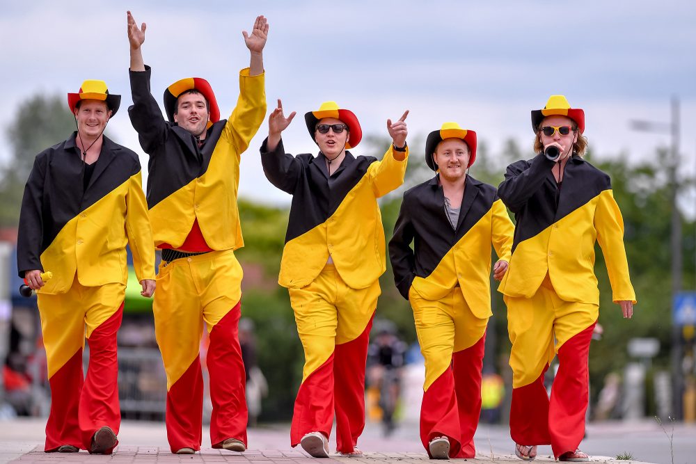 Menschen in belgischen Farben