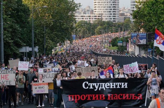 Demonstration am Samstag in Belgrad gegen Gewalt (Bild: Oliver Bunic/AFP)