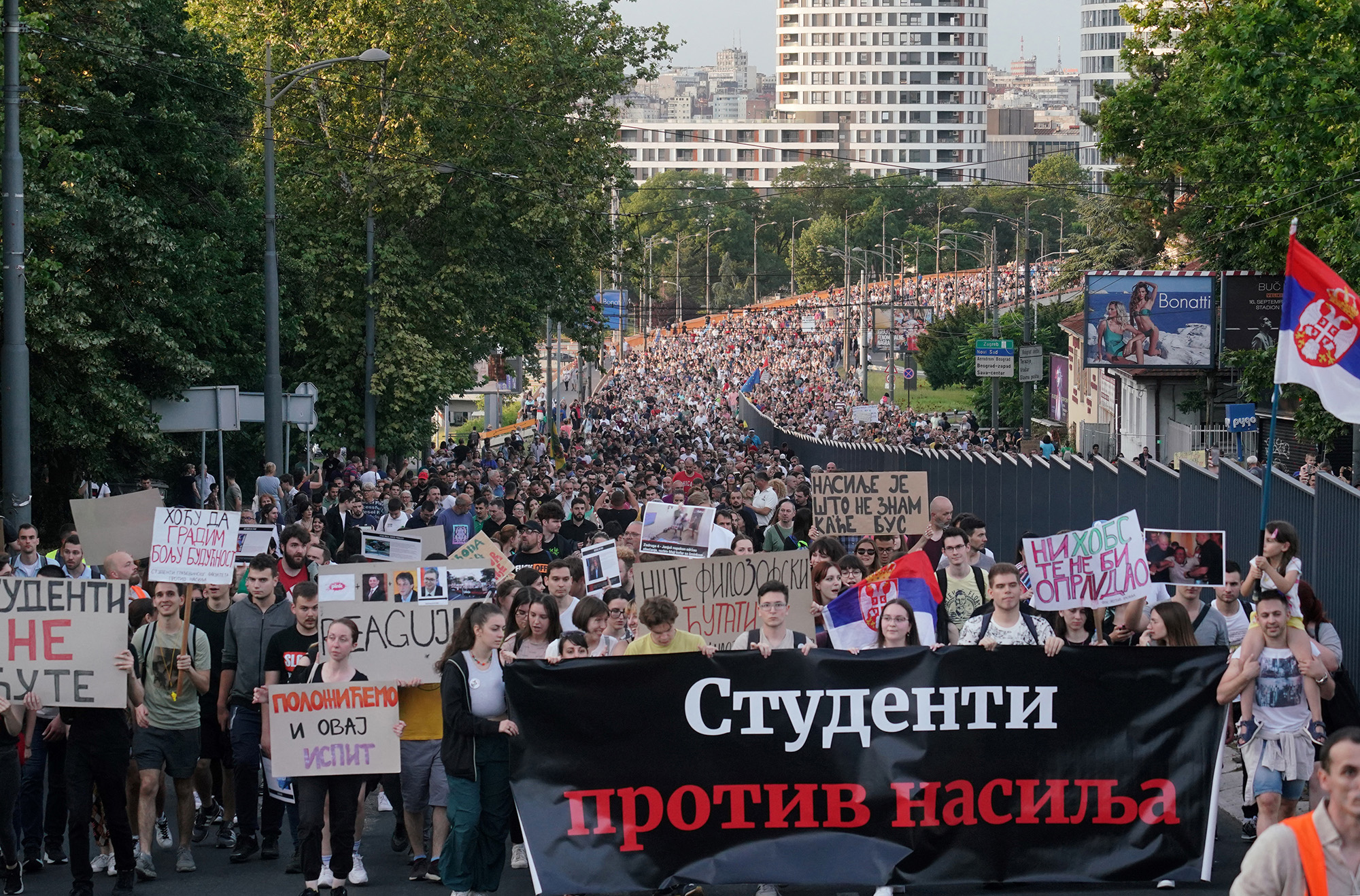 Demonstration am Samstag in Belgrad gegen Gewalt (Bild: Oliver Bunic/AFP)