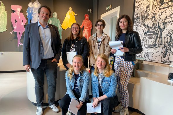 (vlnr.) Jan Sabri Cetinkaya, der Direktor des Museums Vieille Montagne, mit den Media&Me-Teilnehmerinnen Lucy Hoen aus Saarlouis, Lara Schäfer aus dem Saarland, Lema Safi aus Kleve in NRW, Annemarie De Boer aus Berdorf in Luxemburg (unten links) und Carmen Hahn aus Koblenz (unten rechts) (Bild: Simonne Doepgen/BRF)