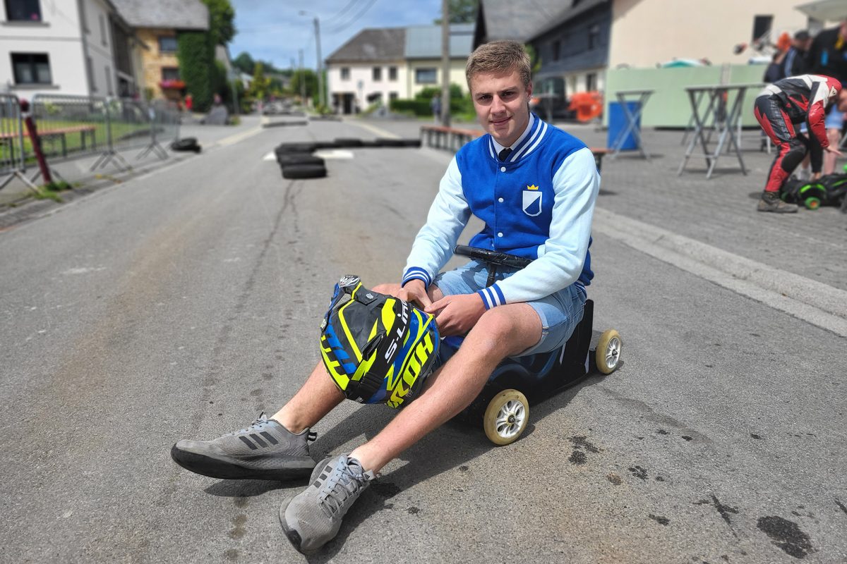 Bobby-Car-Rennen durch Crombach (Bild: Christophe Ramjoie/BRF)