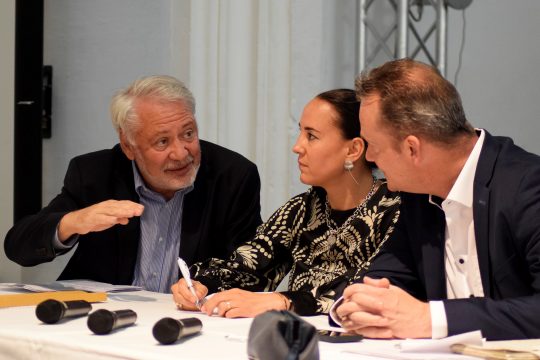 Rat für deutsche Rechtschreibung tagt in Eupen: Heinz Bouillon, Ministerin Lydia Klinkenberg und Ministerpräsident Oliver Paasch (Bild: Stephan Pesch/BRF)