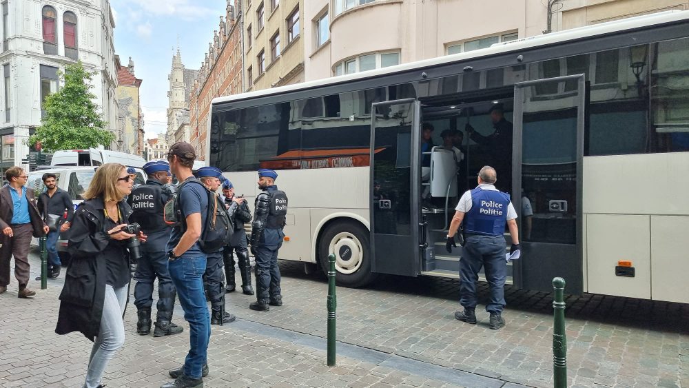 Polizei in Brüssel kontrolliert und verhindert "Solidaritäts-Krawalle" (Bild: Hatim Kaghat/Belga)