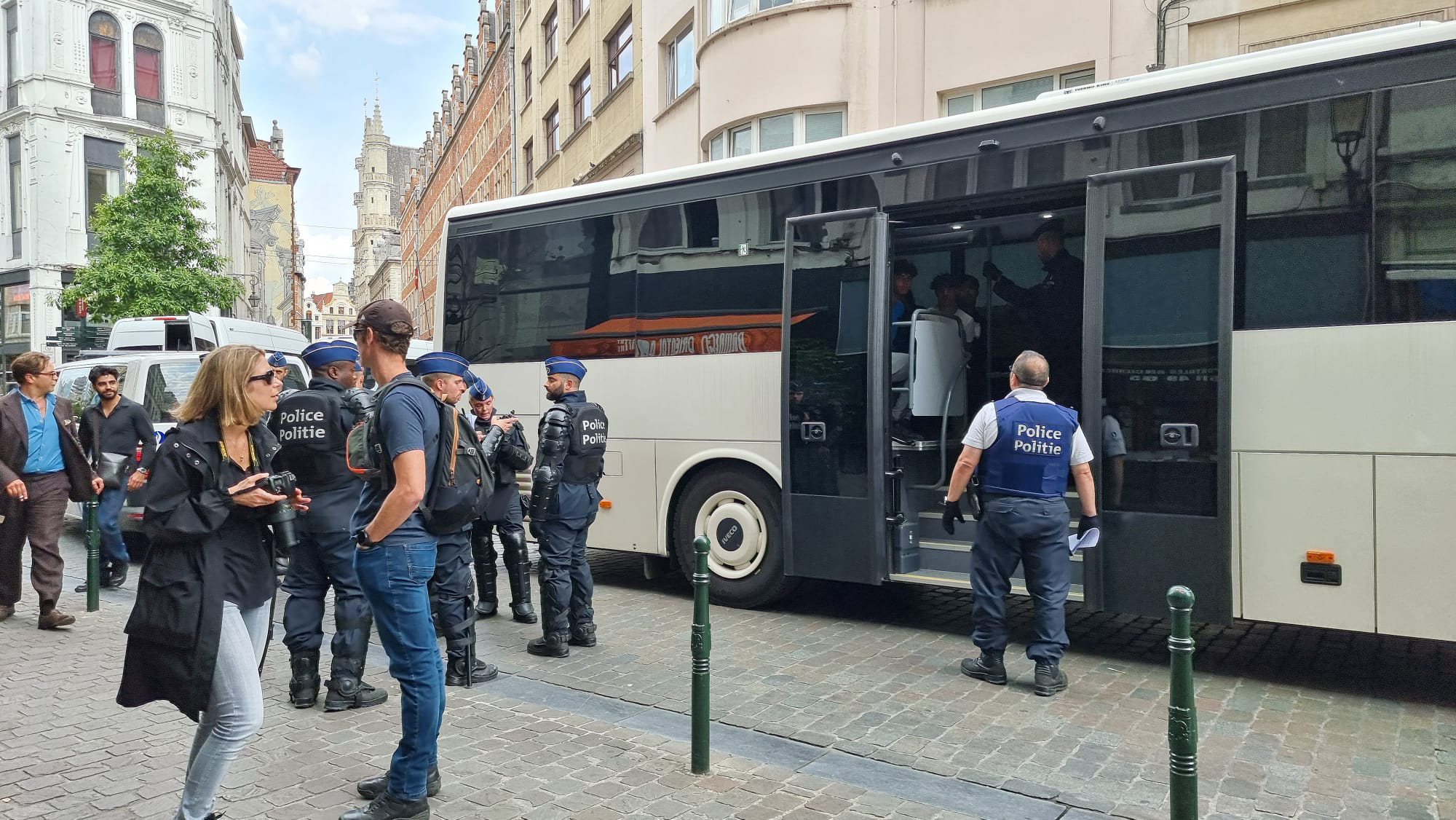 Polizei in Brüssel kontrolliert und verhindert "Solidaritäts-Krawalle" (Bild: Hatim Kaghat/Belga)