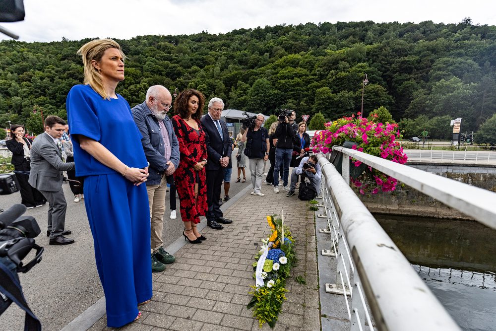 Innenministerin Annelies Verlinden auch der EU-Kommissions-Vize Frans Timmermans bei Gedenkfeier zur Flutkatastrophe in Chaudfontaine (Bild: Bruno Fahy/Belga)