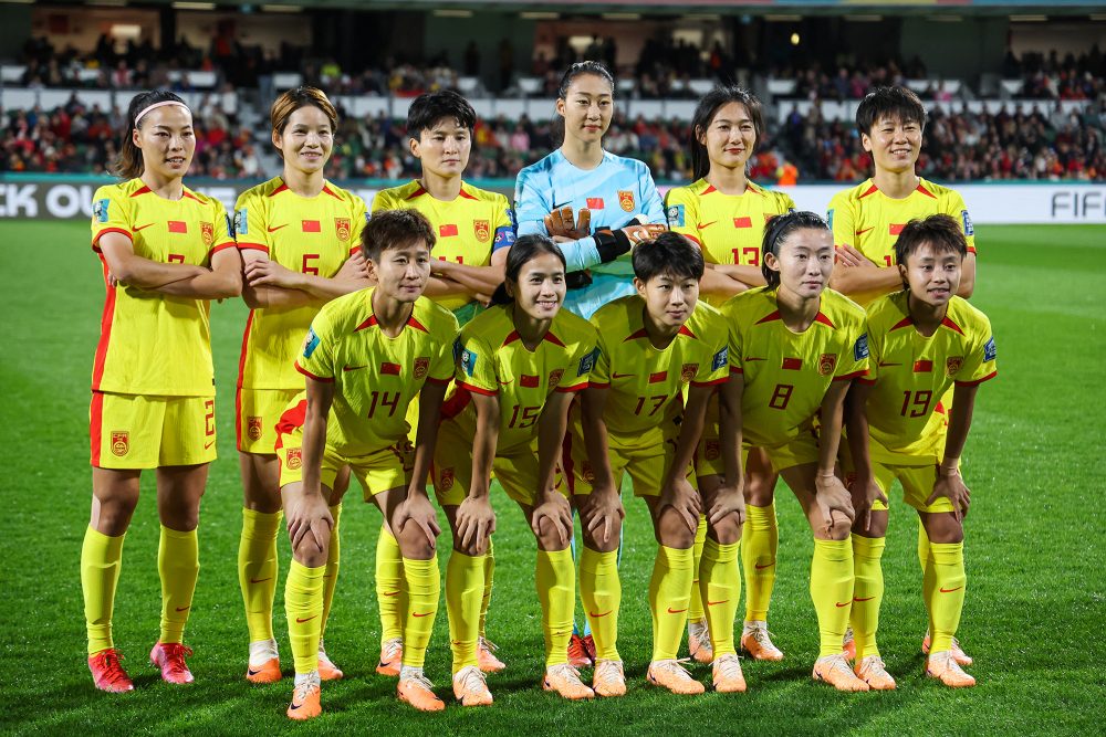 Die chinesische Frauen-Nationalmannschaft vor dem ersten Spiel gegen Dänemark (Bild: Colin Murty/AFP)