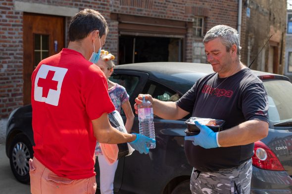 Lebensmittelverteilung durch das Rote Kreuz Belgien (Bild: Gilles Lemoine)
