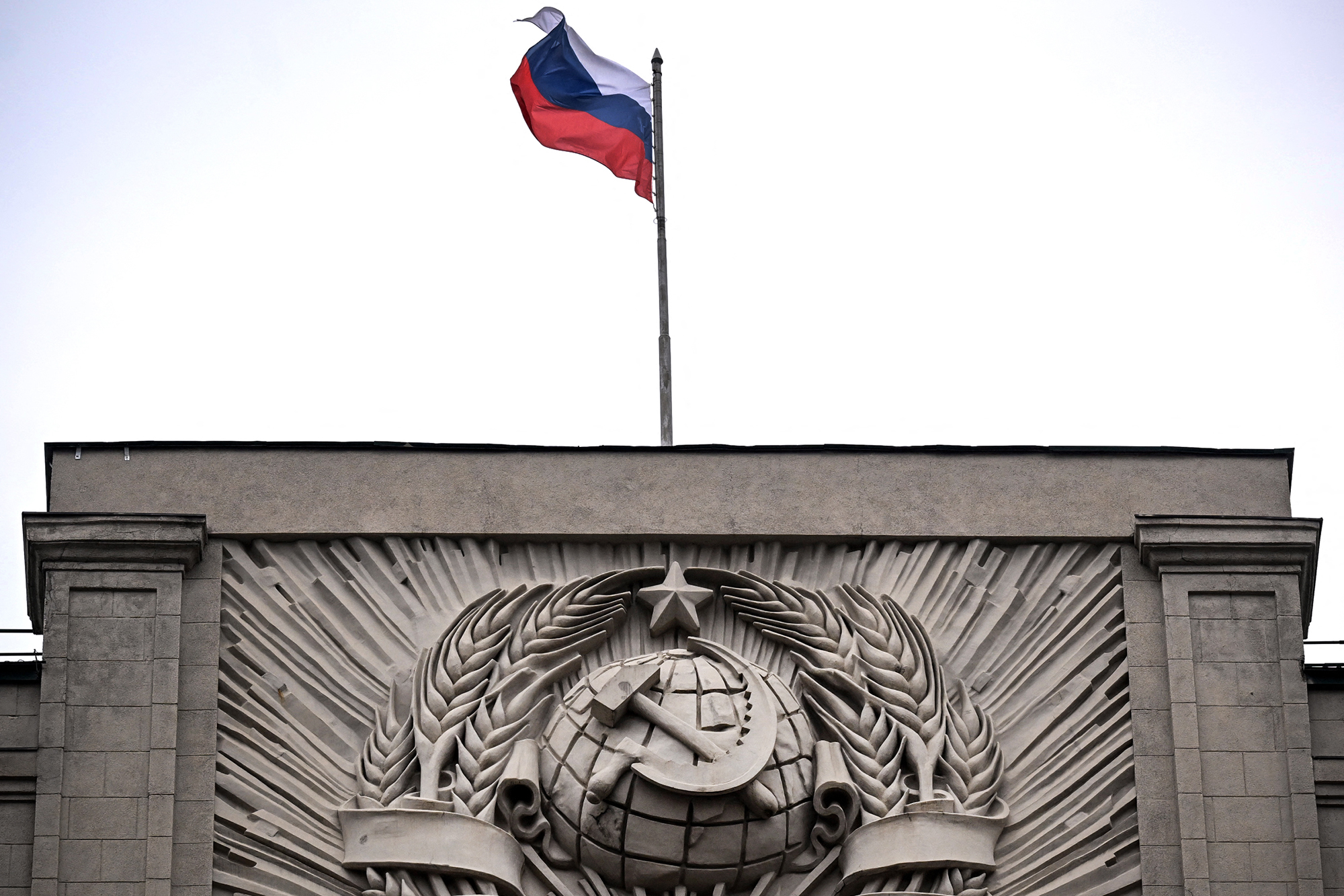 Russische Flagge auf dem Parlament in Moskau (Archivbild: Natalia Kolesnikova/AFP)