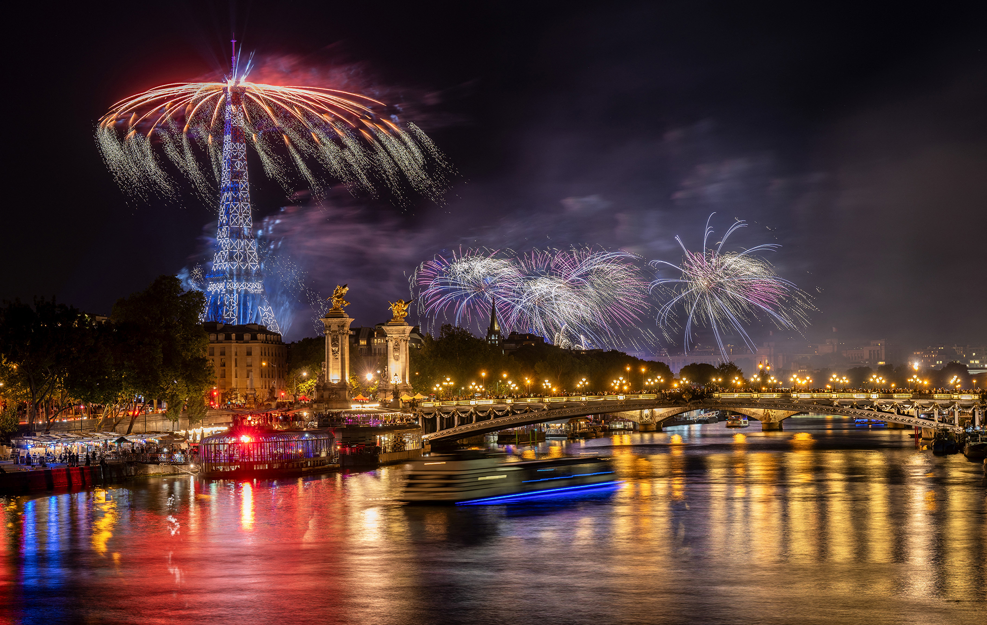 Feuerwerk am Eiffelturm zum französischen Nationalfeiertag (Bild: Bertrand Guay/AFP)