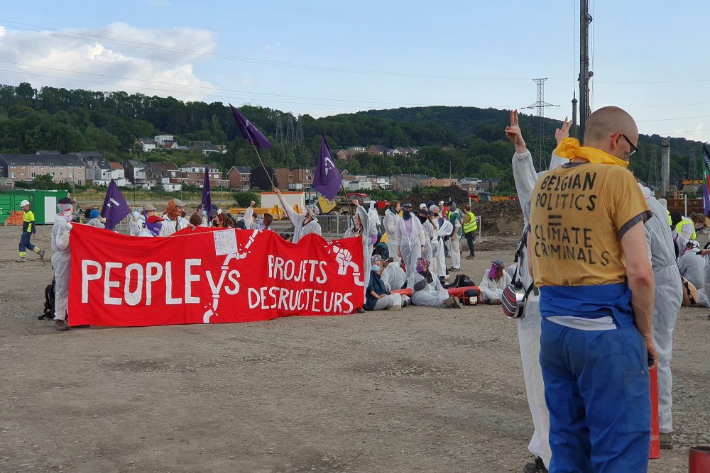 "Code Red": Protestaktion in Flémalle (Bild: Laurent Cavenati/Belga)