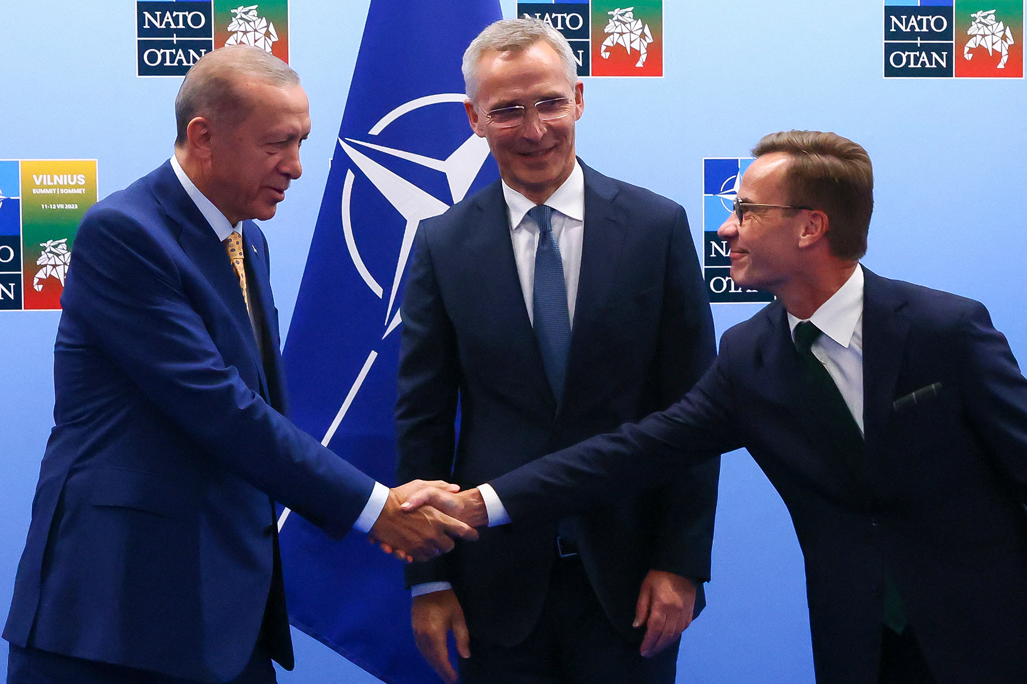 Der türkische Präsident Recep Tayyip Erdogan, Nato-Generalsekretär Jens Stoltenberg und der schwedische Premier Ulf Kristersson in Vilnius (Bild: Yves Herman/AFP)