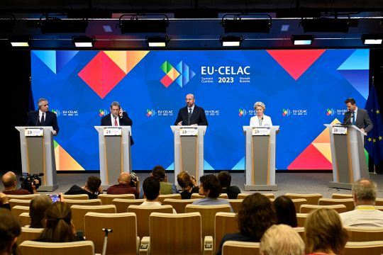 Der argentinische Präsident Alberto Fernandez, der Premierminister von St. Vincent und den Grenadinen, Ralph Gonsalves, EU-Ratspräsident Charles Michel und EU-Kommissionspräsidentin Ursula von der Leyen bei der Pressekonferenz zum Abschluss des Gipfeltreffens zwischen der EU und der CELAC (Gemeinschaft der Staaten Lateinamerikas und der Karibik) in Brüssel (v.l.n.r.) (Bild: Jean-Christophe Verhaegen/AFP)