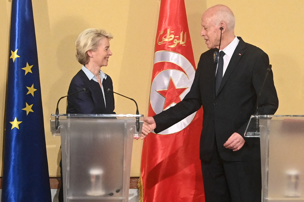 EU-Kommissionspräsidentin Ursula von der Leyen und Tunesiens Präsident Kais Saied (Bild: Tunesian Presidency Press Service/AFP)