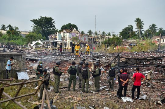 Nach der Explosion eines Lagerhauses für Feuerwerkskörper in Thailand (Bild: Madaree Tohlala/AFP)