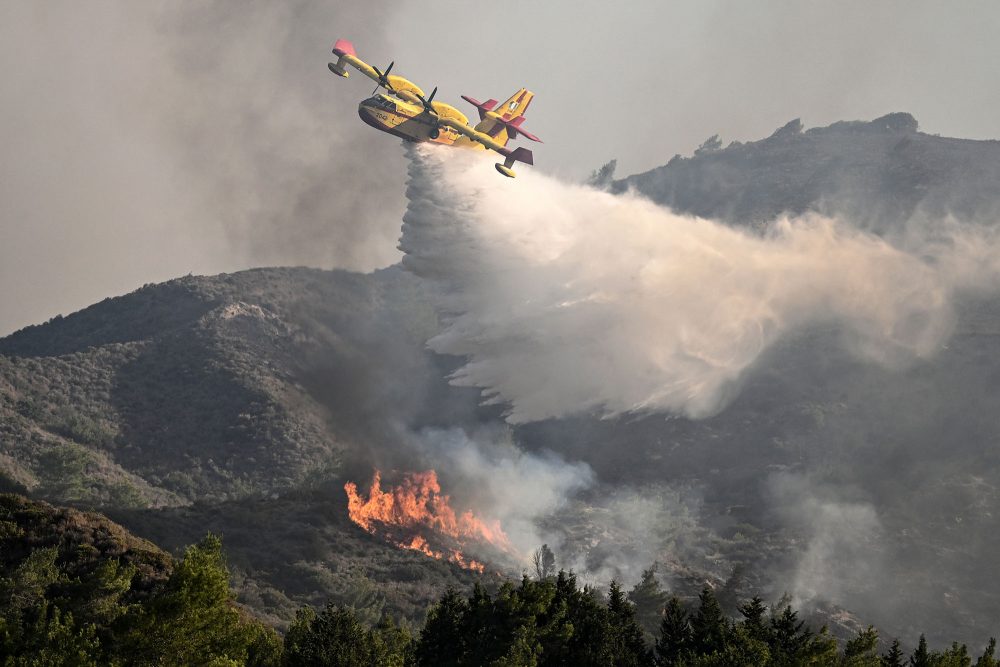 Löschflugzeuge im Einsatz gegen Waldbrände auf Rhodos