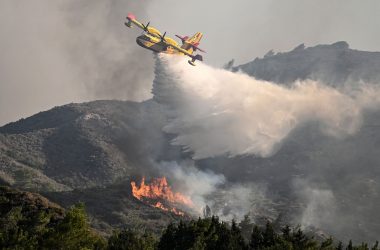 Löschflugzeuge im Einsatz gegen Waldbrände auf Rhodos
