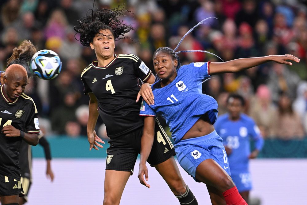 Chantelle Swaby (Jamaika) und Kadidiatou Diani (Frankreich) kämpfen um den Ball (Bild: Dean Lewins/EPA)