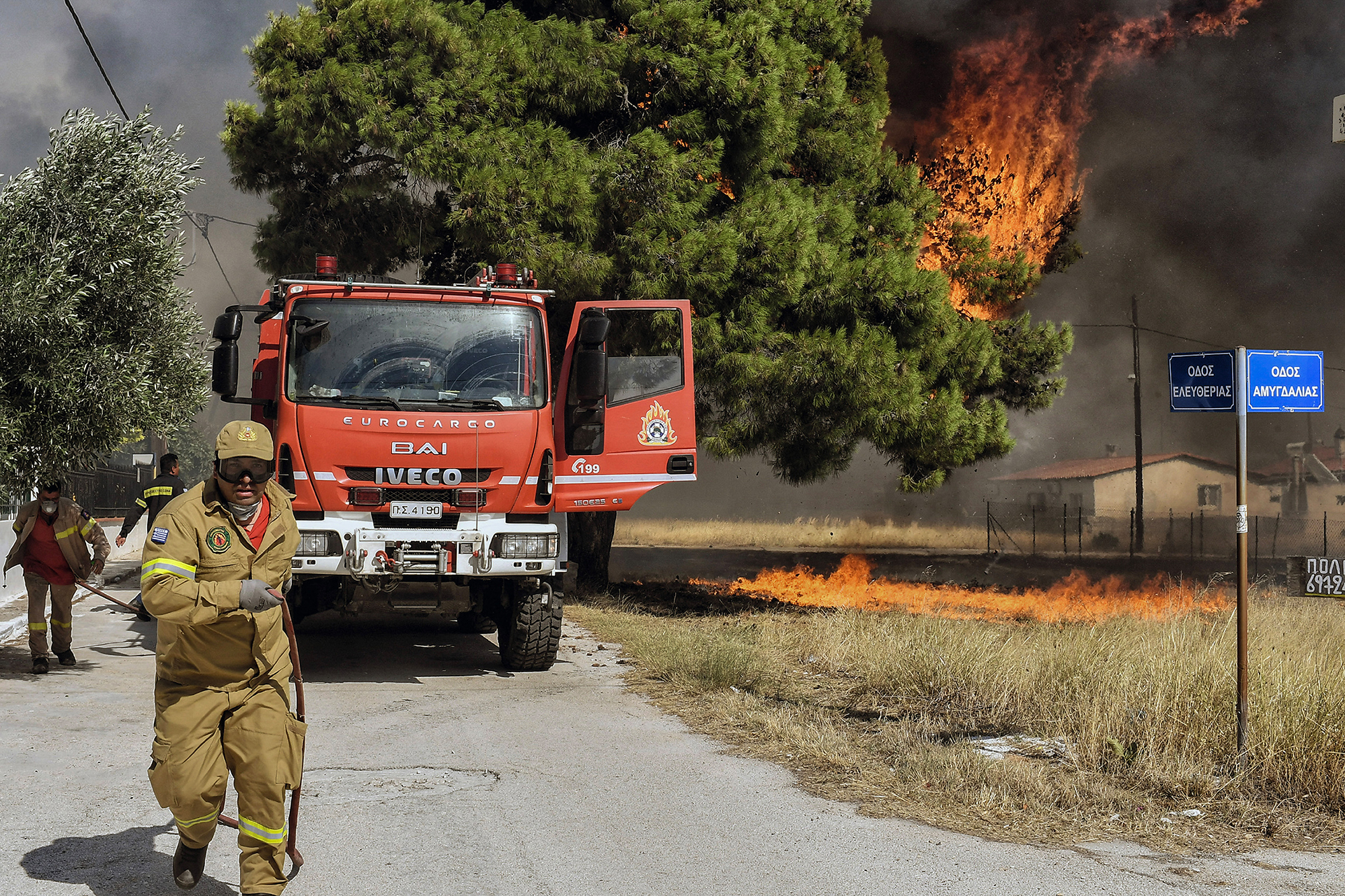 Feuerwehrleute bekämpfen den Waldbrand in der Siedlung Irini in der Nähe des Ferienortes Loutraki, etwa 80 Kilometer östlich von Athen (Bild: Valerie Gache/AFP)