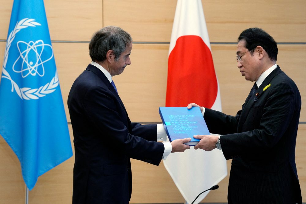 Rafael Grossi mit Japans Premier Fumio Kishida in Tokio (Rafael Grossi mit Japans Premier Fumio Kishida in TokioRafael Grossi mit Japans Premier Fumio Kishida in Tokio)