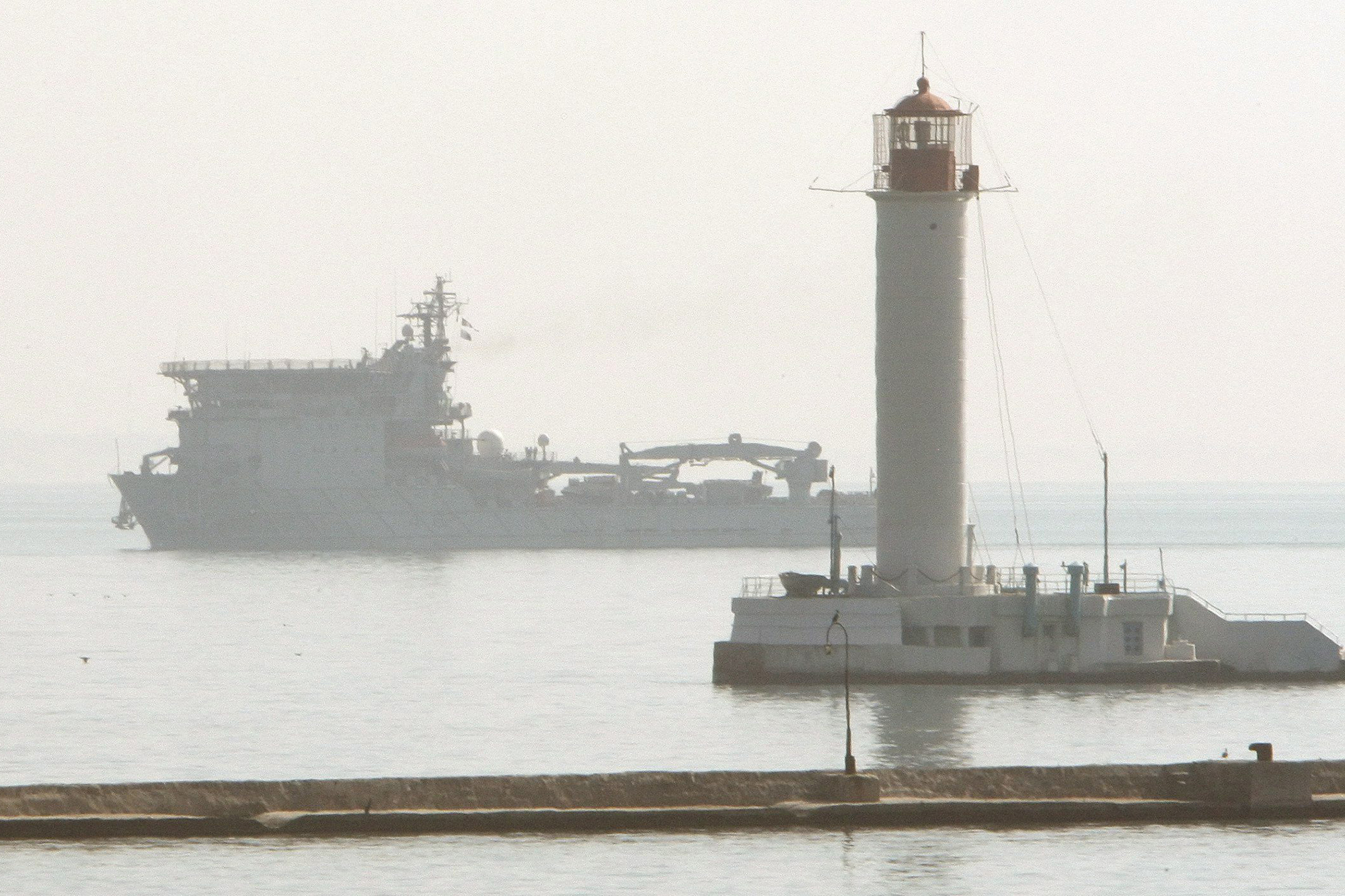 Leuchtturm im Hafen von Odessa (Archivbild: Sergey Dolzhenko/EPA)