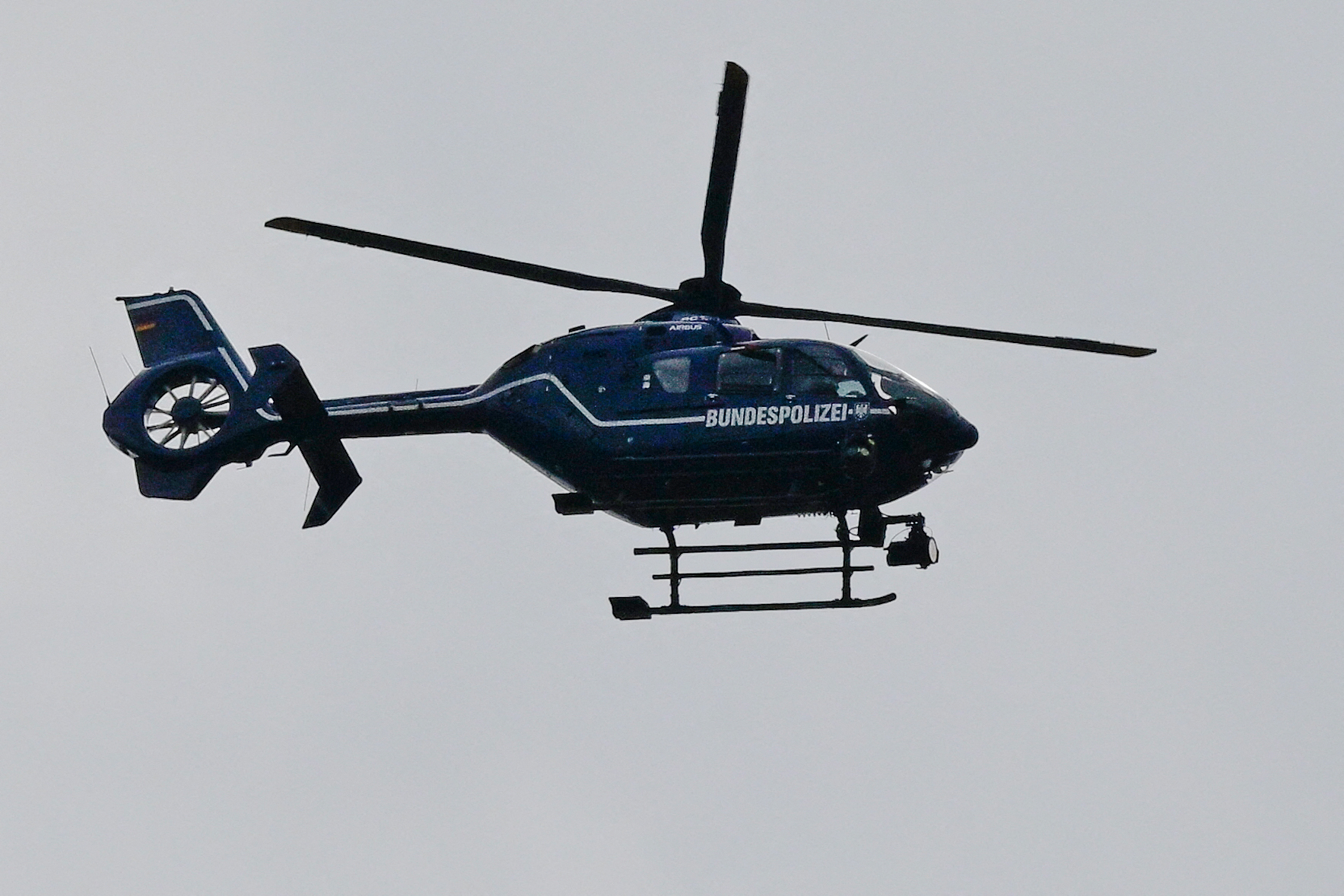 Auch Polizeihubschrauber sind bei der Suche im Einsatz (Bild: John Macdougall/AFP)