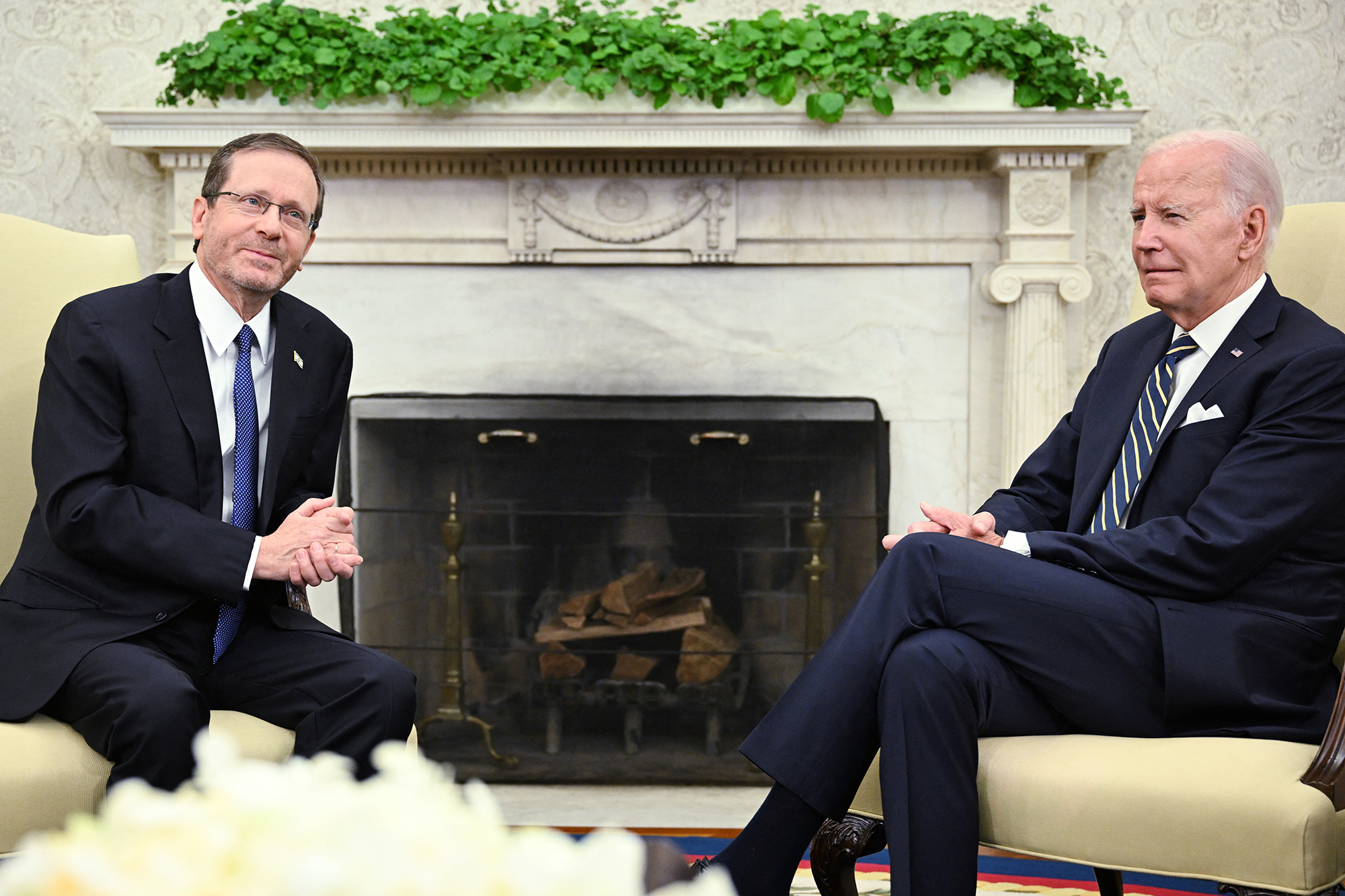 Israels Präsident Isaac Herzog (li.) bei einem Treffen mit dem US-Präsidenten Joe Biden im Weißen Haus (Bild: Mandel Ngan/AFP)