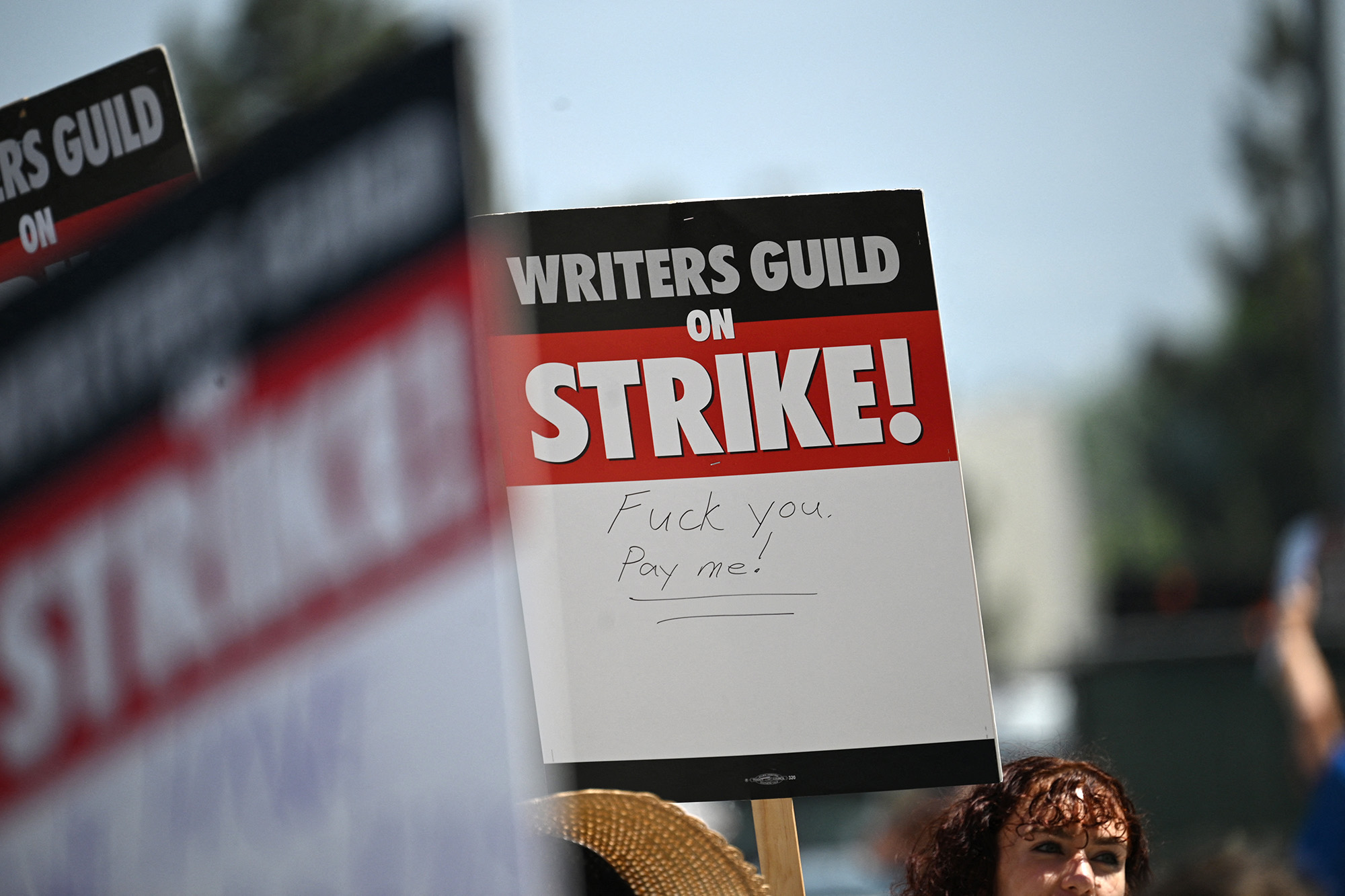 Die Drehbuchautoren streiken seit Anfang Mai (Bild: Robyn Beck/AFP)