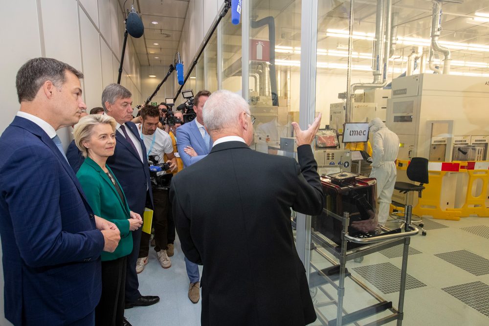 Premier Alexander De Croo, EU-Kommissionspräsidentin Ursula von der Leyen und der flämische Ministerpräsident beim Besuch des Forschungszentrums Imec in Löwen (Bild: Nicolas Maeterlinck/Belga)